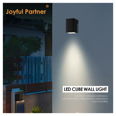 چراغ دیواری در فضای باز LED مربع 8W DC 24v گرم سفید SMD LED Casting Aluminum Housing Multifunction زاویه پرت