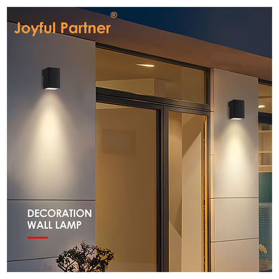 چراغ دیواری در فضای باز LED مربع 8W DC 24v گرم سفید SMD LED Casting Aluminum Housing Multifunction زاویه پرت